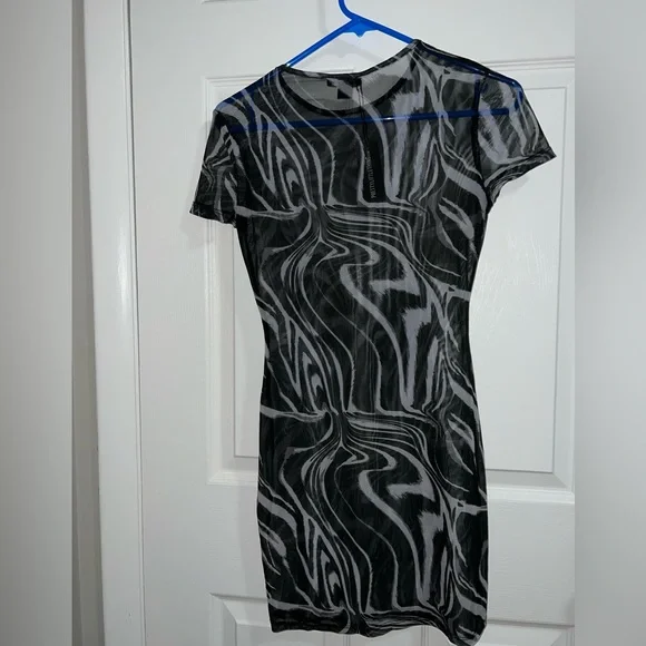 PrettyLittleThing Monochrome Zebra Swirl Print Beach Coverup & Bikini - Picture 2 of 7